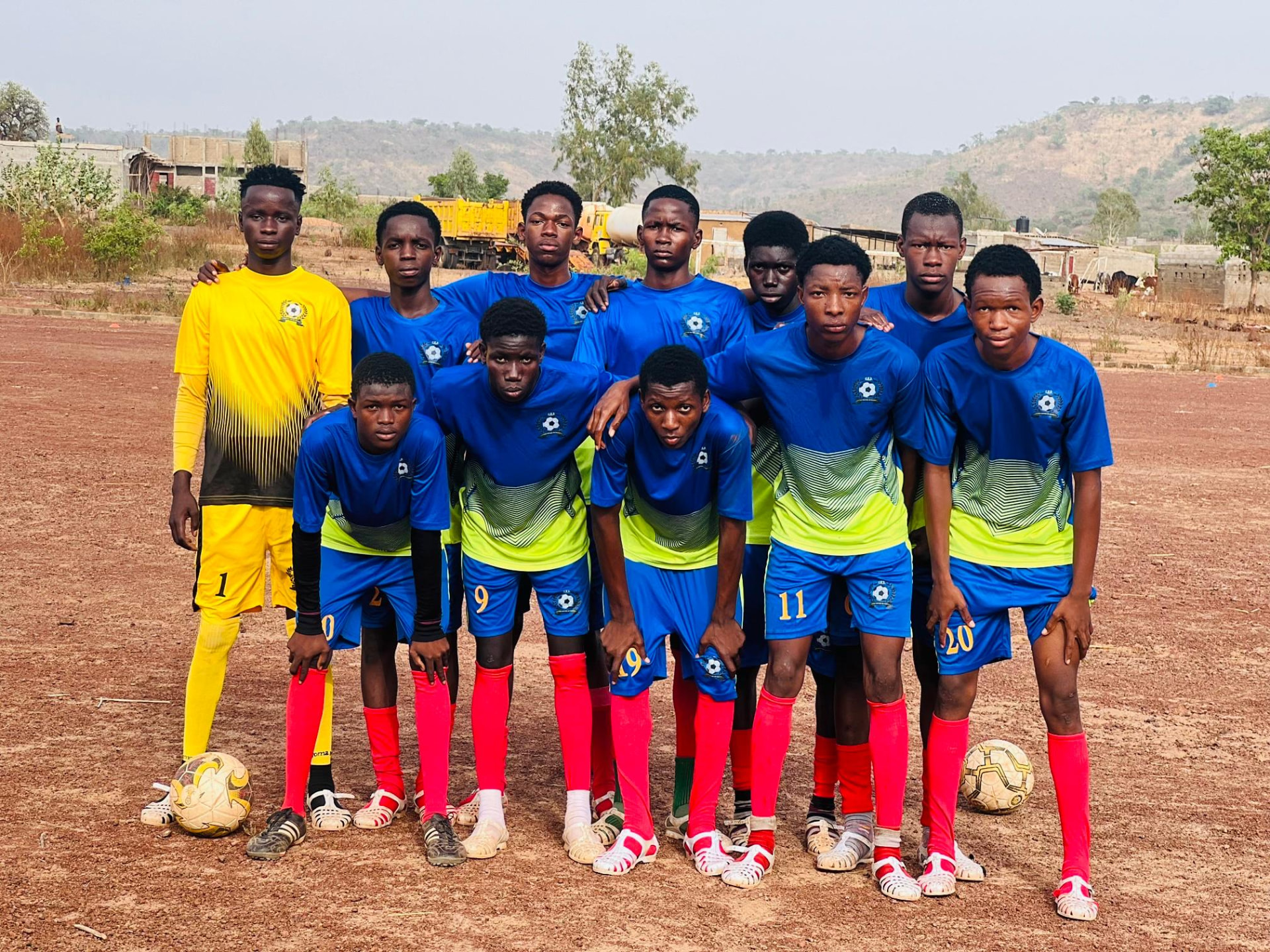 Équipe U13 du Centre Espoir de Kambila en maillot bleu et vert